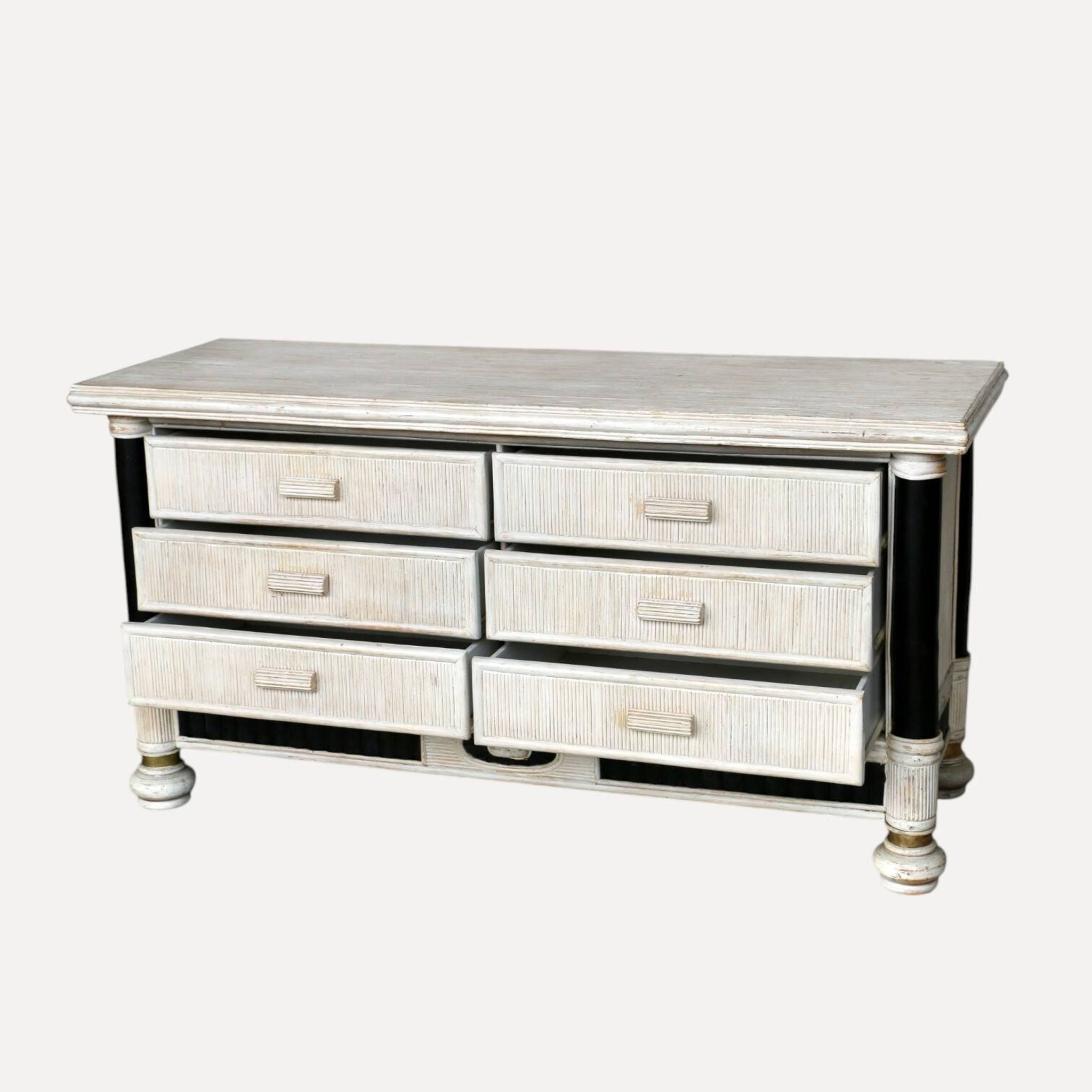 Une commode à 6 tiroirs, France, années 80.