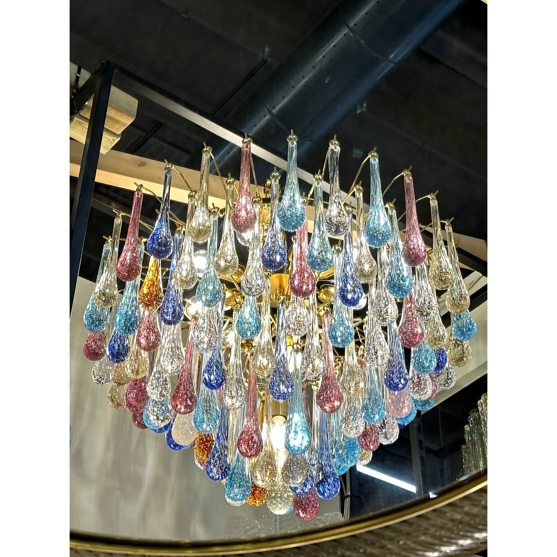 Grand Lustre en Verre de Murano Multicolore – Design Scénique