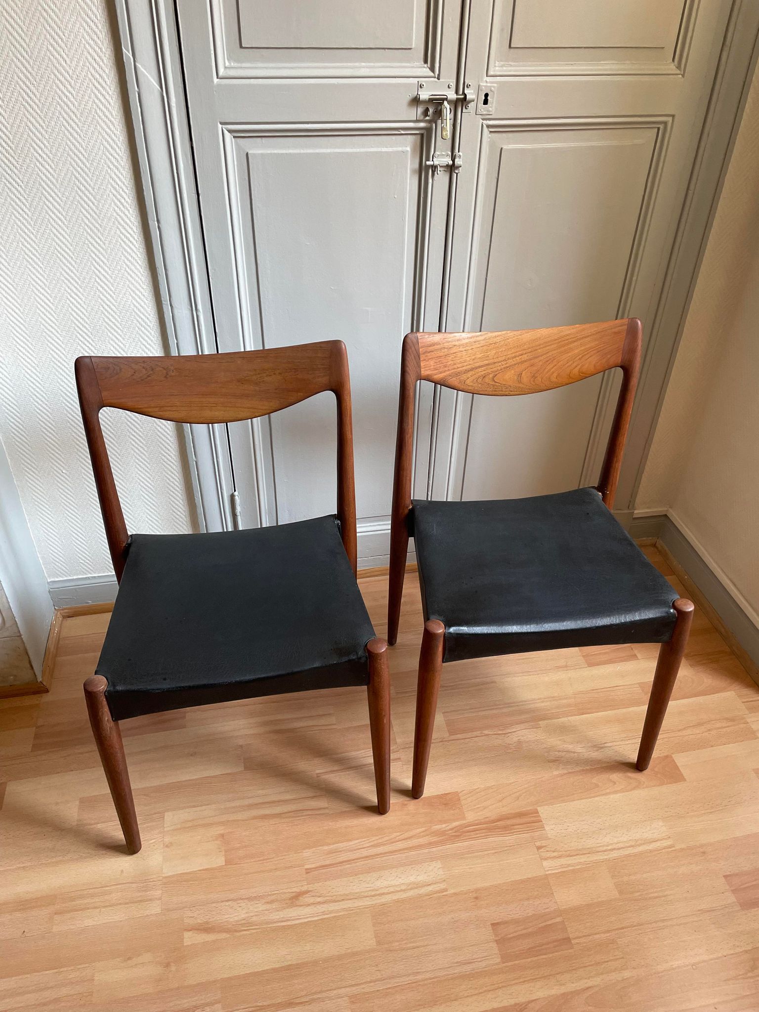 Paire de chaises scandinaves simili cuir noir