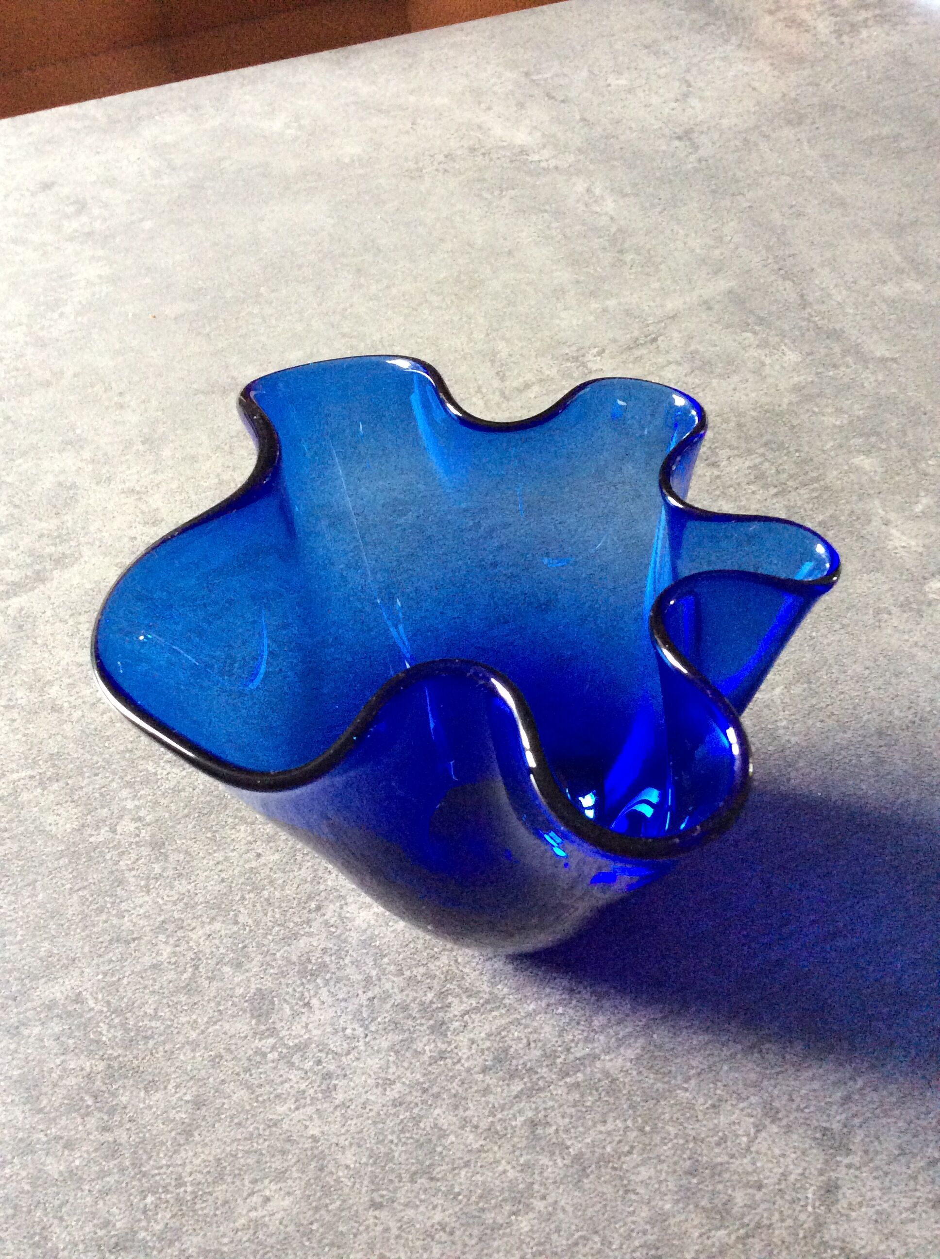 Vase mouchoir vintage en pâte de verre bleu
