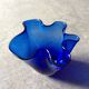 Vase mouchoir vintage en pâte de verre bleu