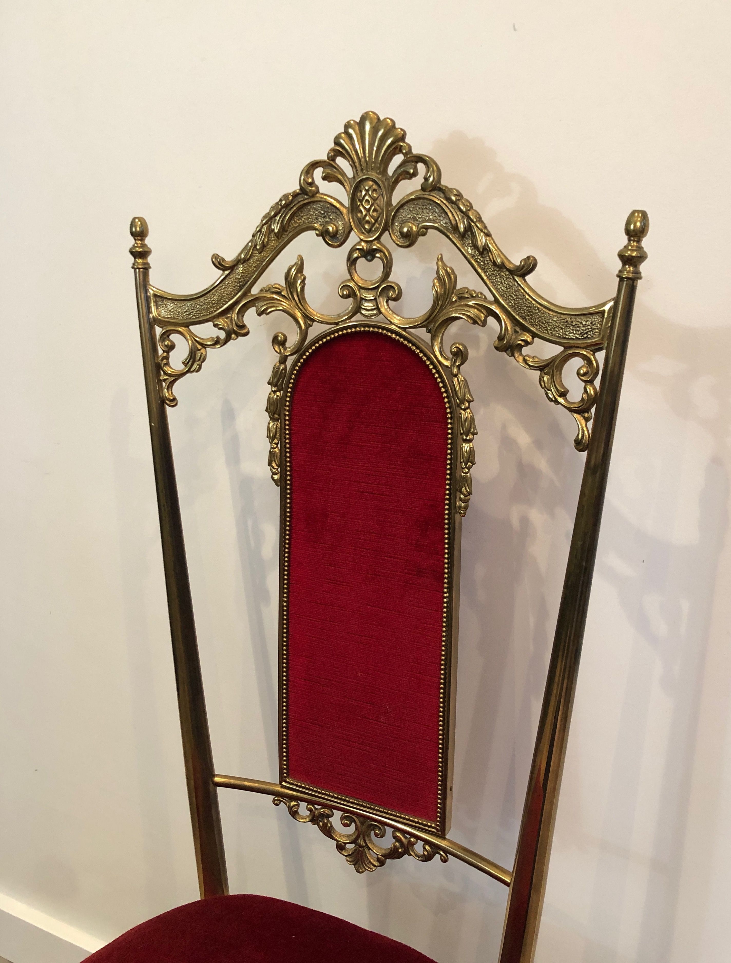 Suite de 4 chaises en laiton et velours rouge