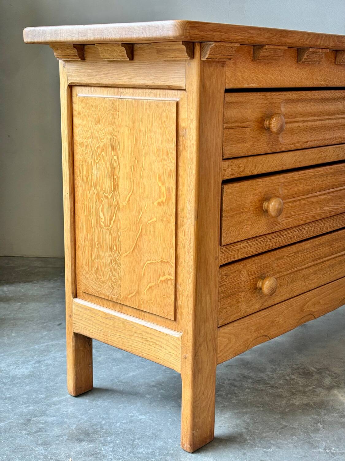 Commode ancienne en chêne massif, esprit Arts & Crafts