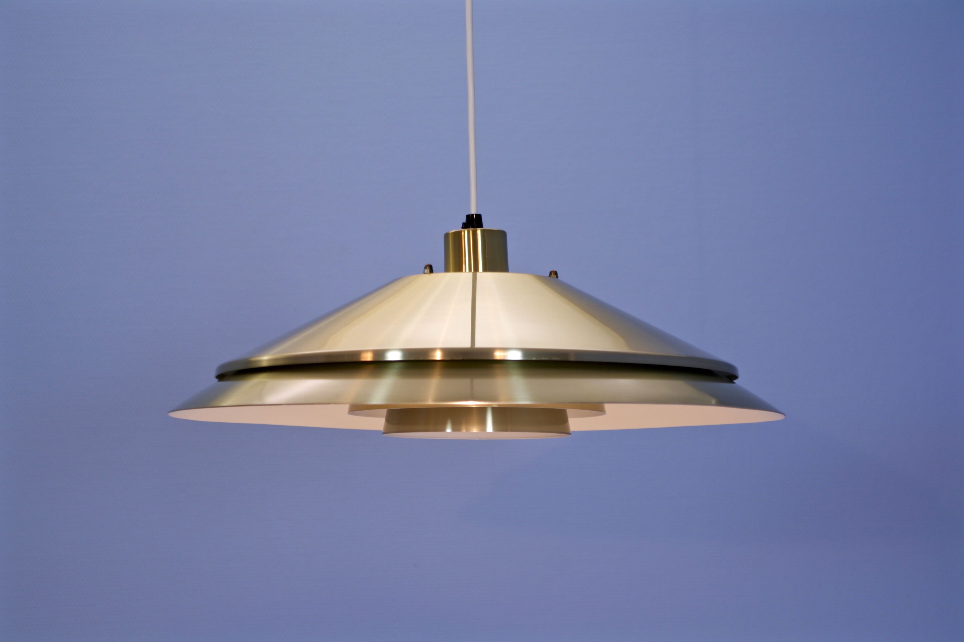 Susepnsion danoise en laiton, années 1970