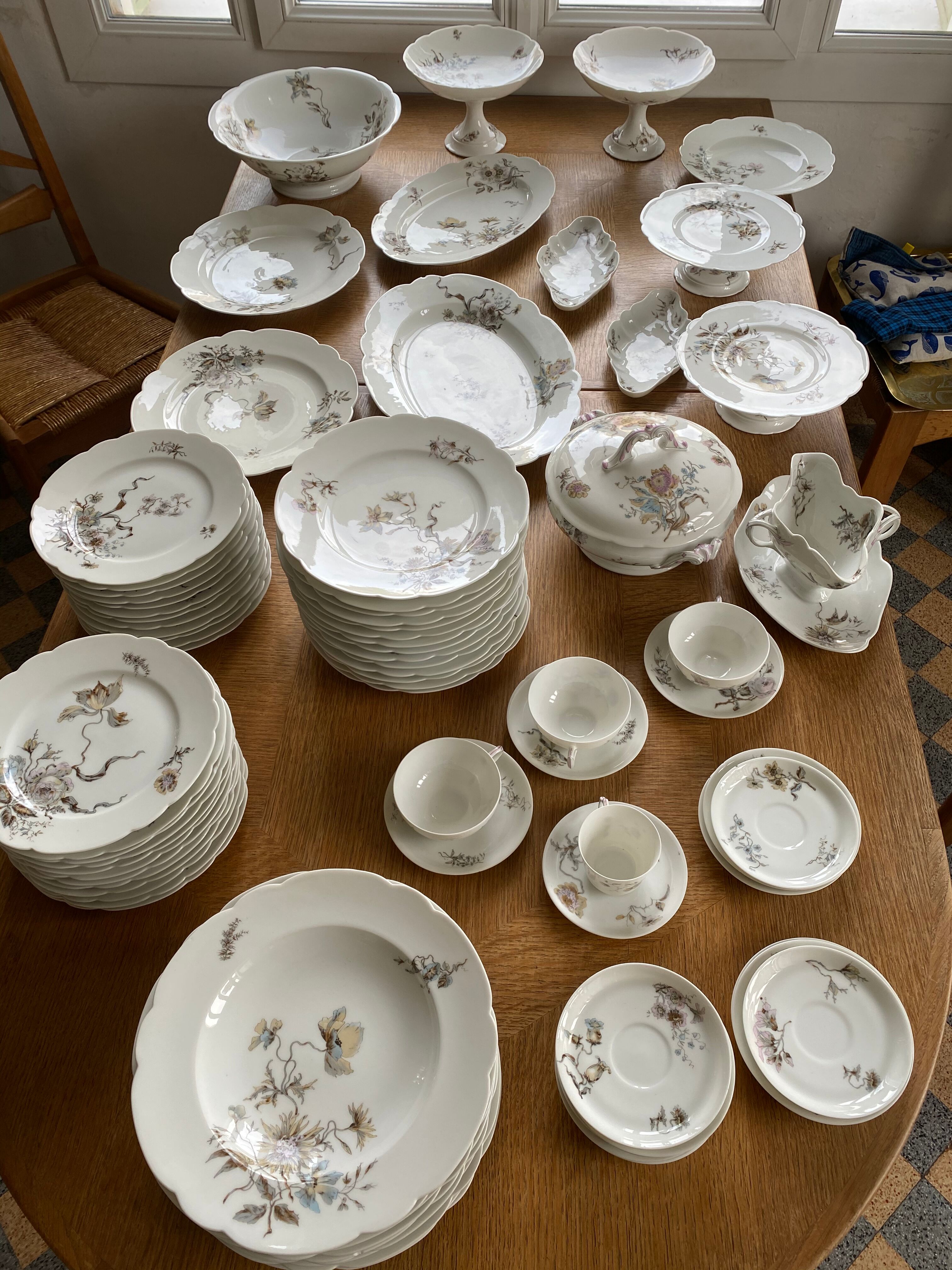 Porcelain crockery service