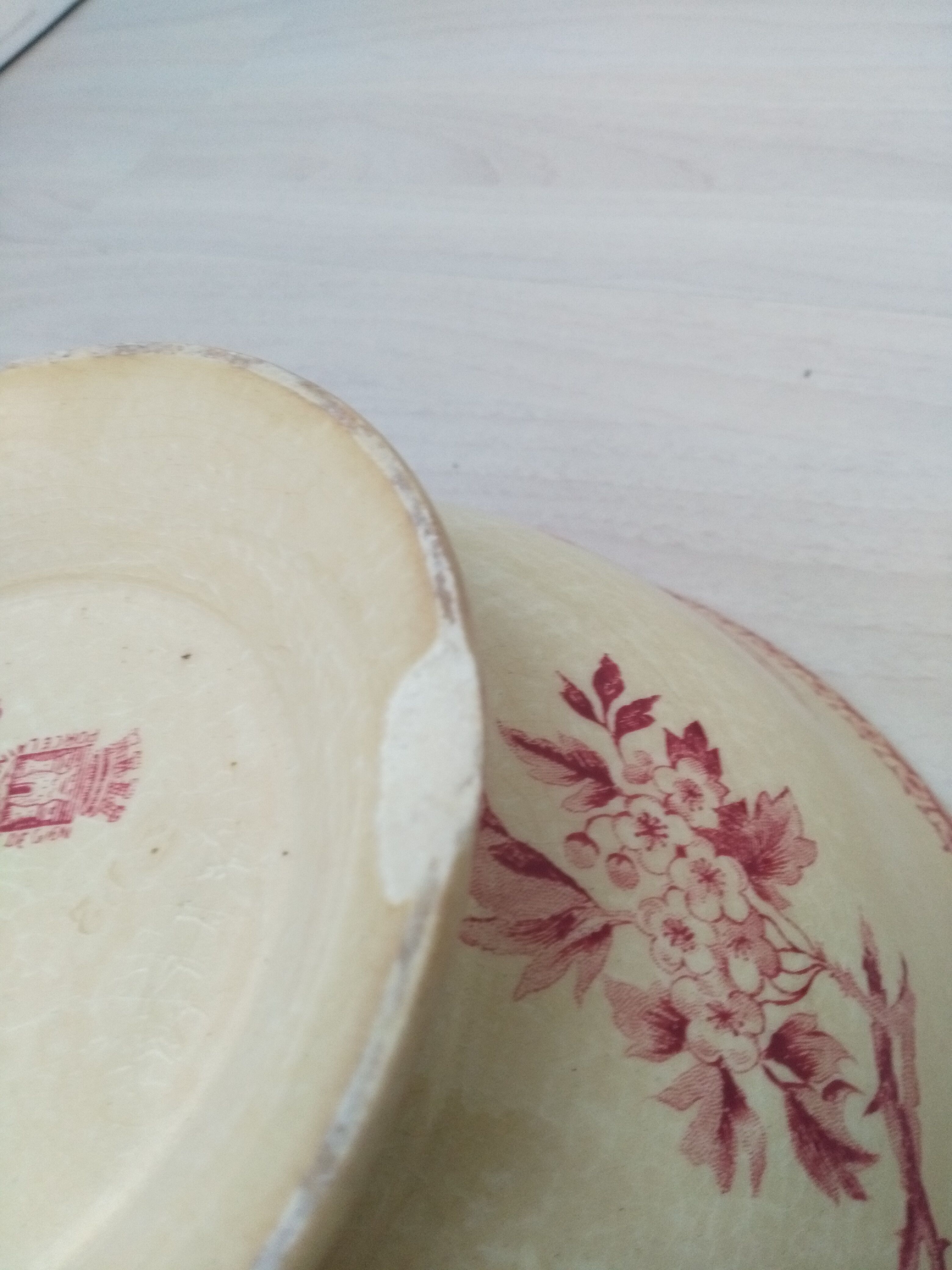 Salad bowl on foot in iron earth of Gien model Pink hawthorn