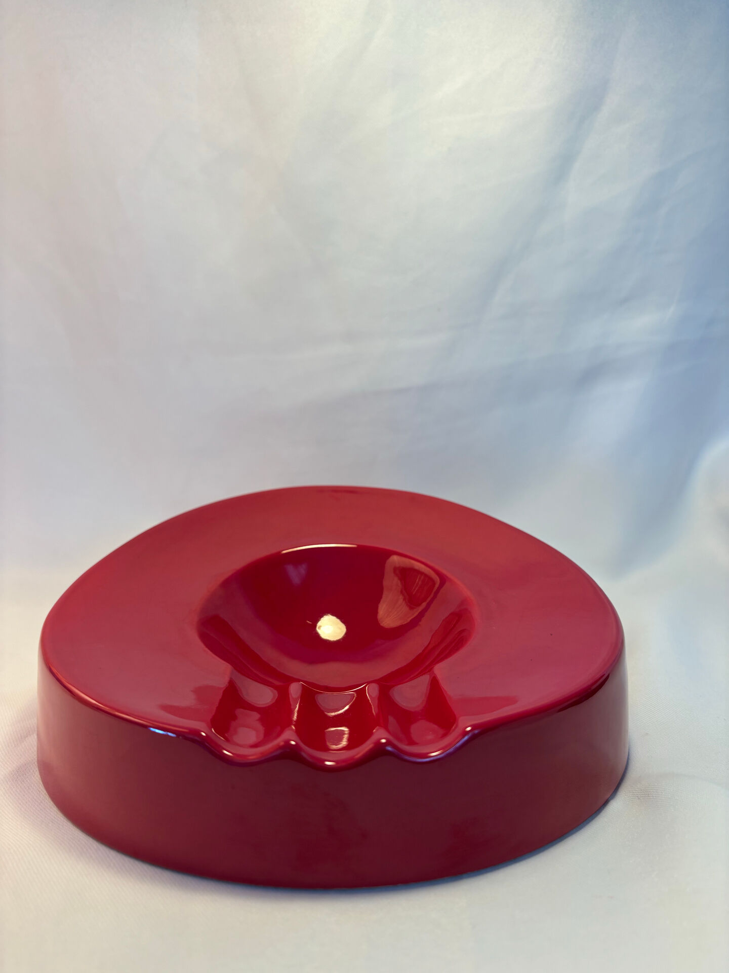 Cendrier vintage rouge laqué à clous métalliques – pièce design et déc
