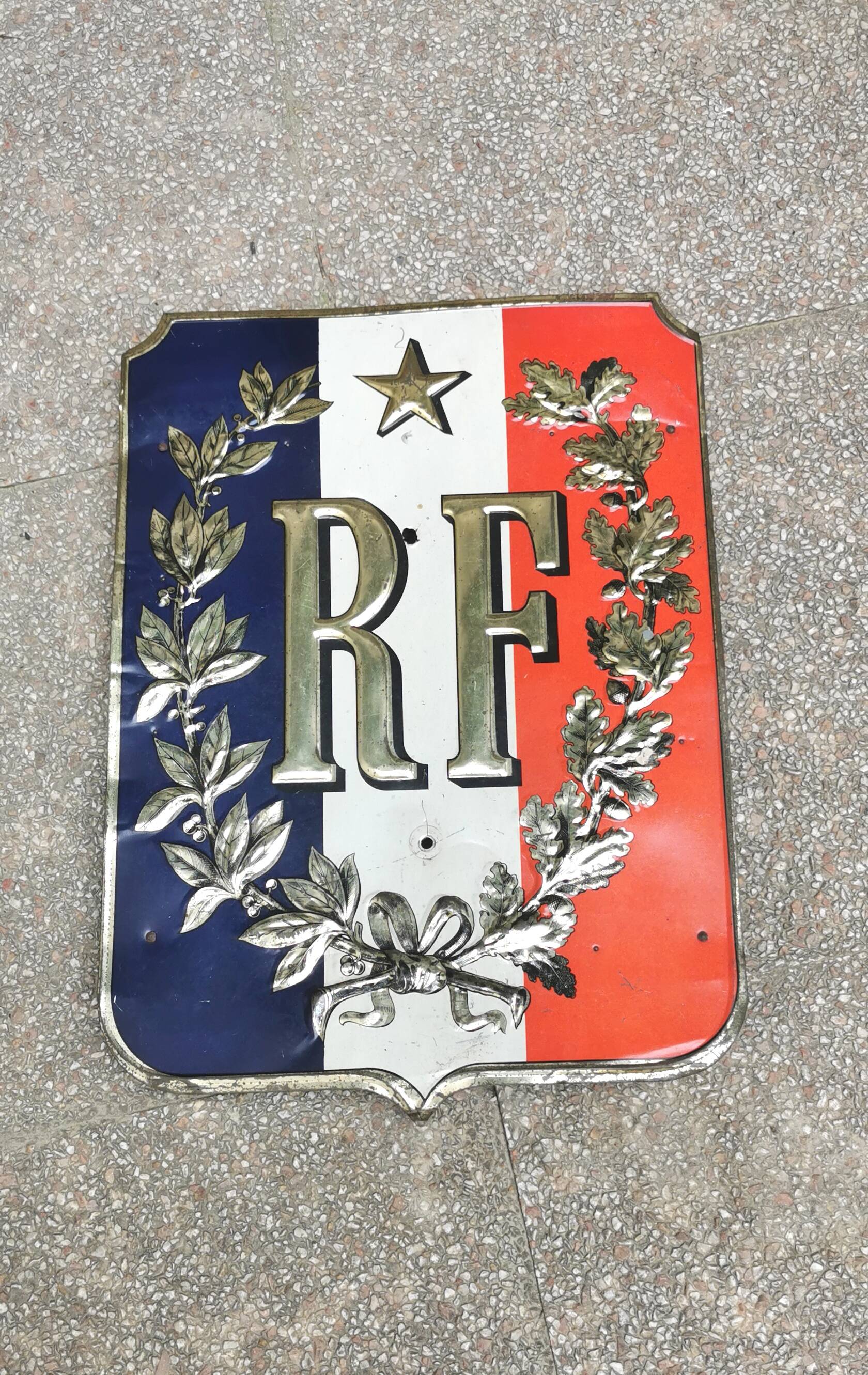 Plate carries flags of Mary French Republic