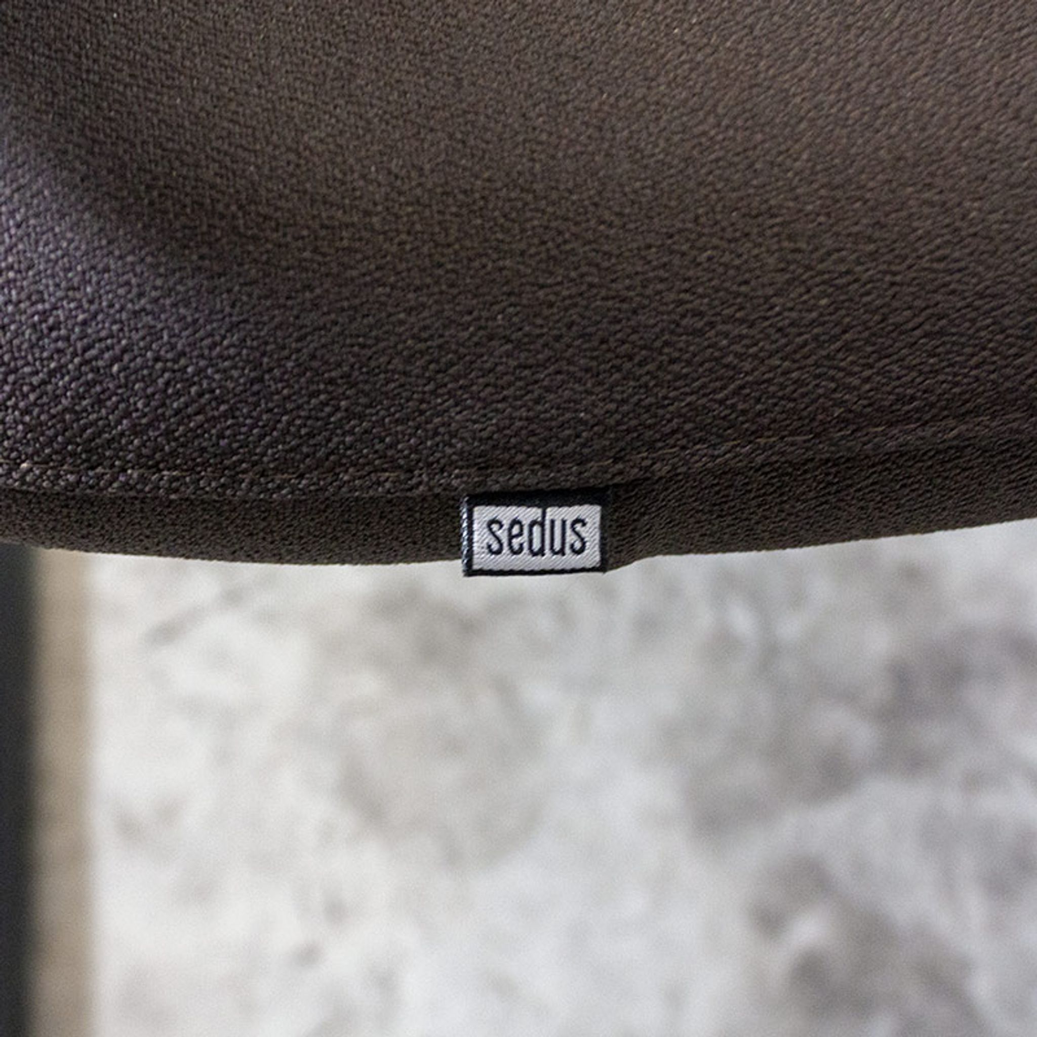 Chaise Sedus en tissu taupe et résille grise