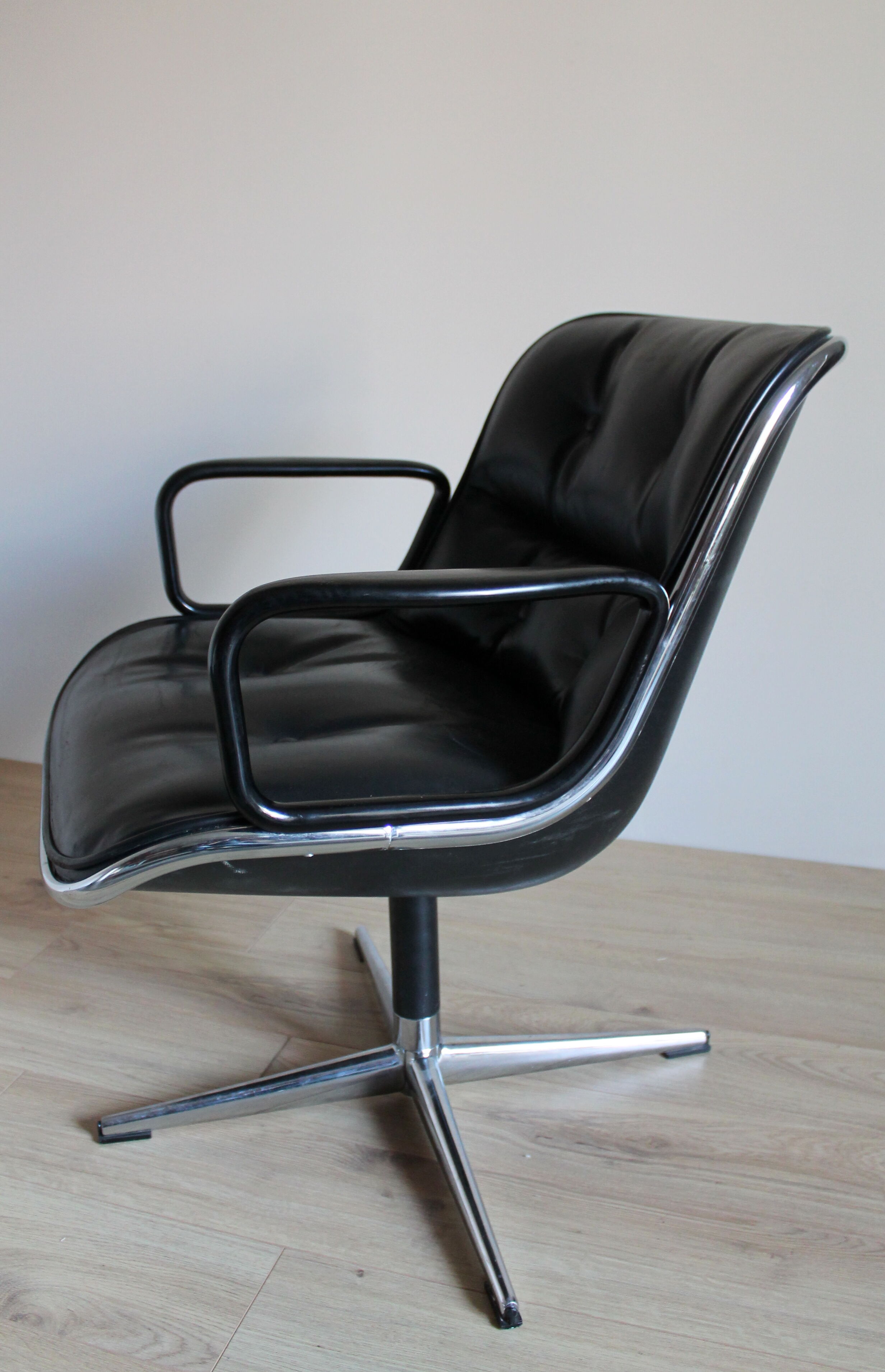 Fauteuil cuir de Charles Pollock 1970