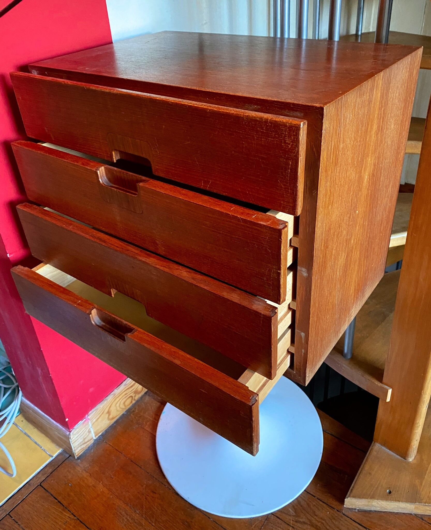 Stroebel vintage tulip foot chest of drawers for Ets Bobois