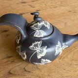 Théière en émail bleu avec motif de feuilles signée par l'artiste