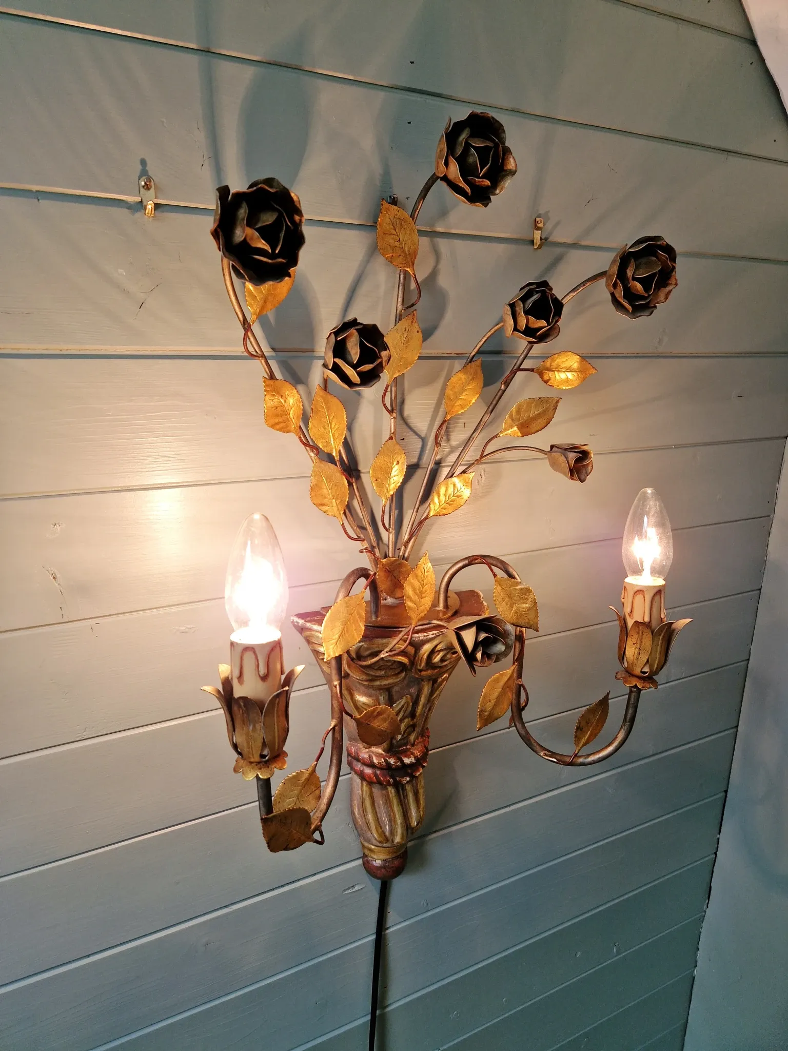 Large Florentine wall sconce, Hollywood Regency, 1960-70.