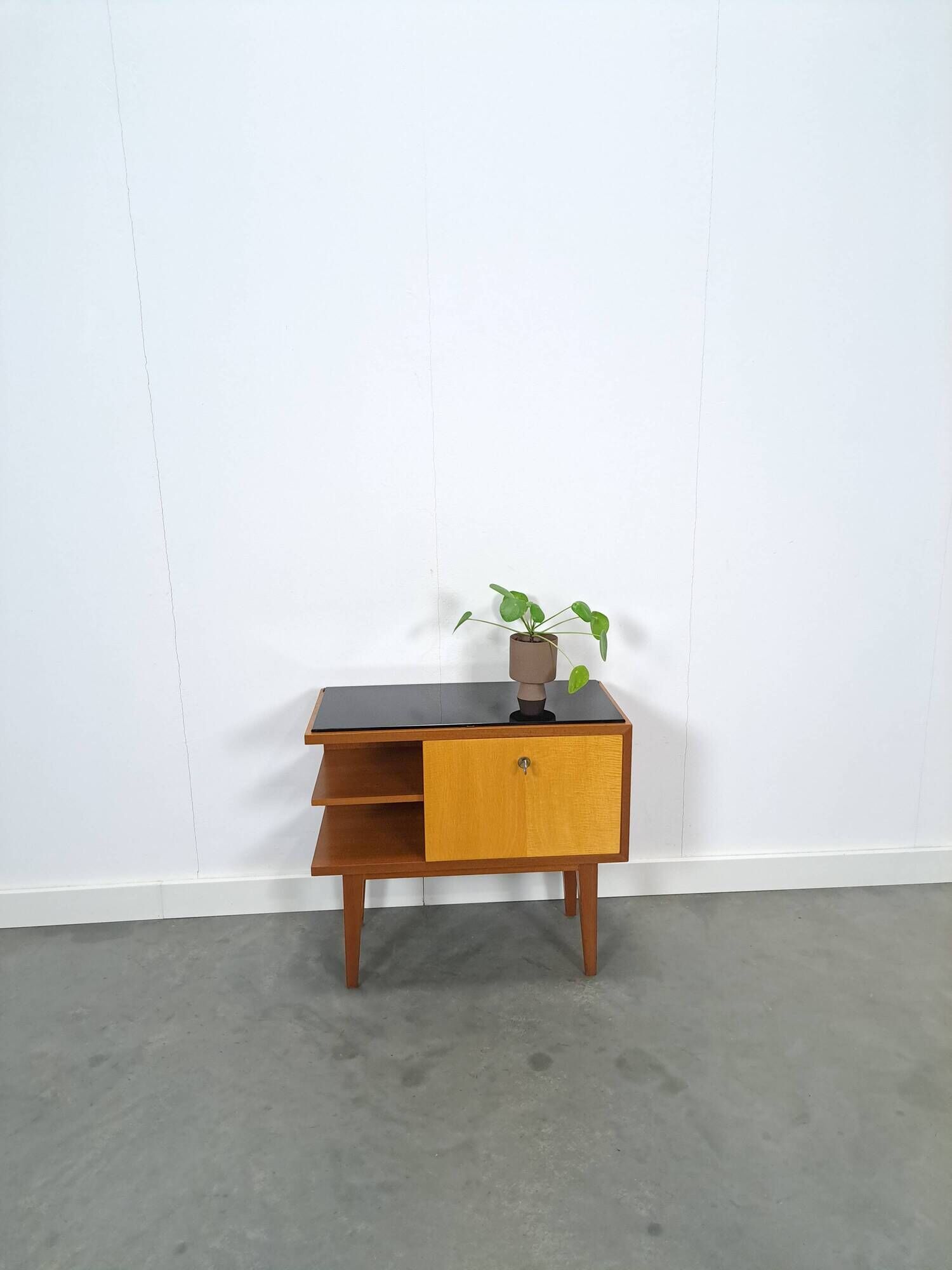 Mid-Century kastje J.D. Freese met klep en zwart opaline glas
