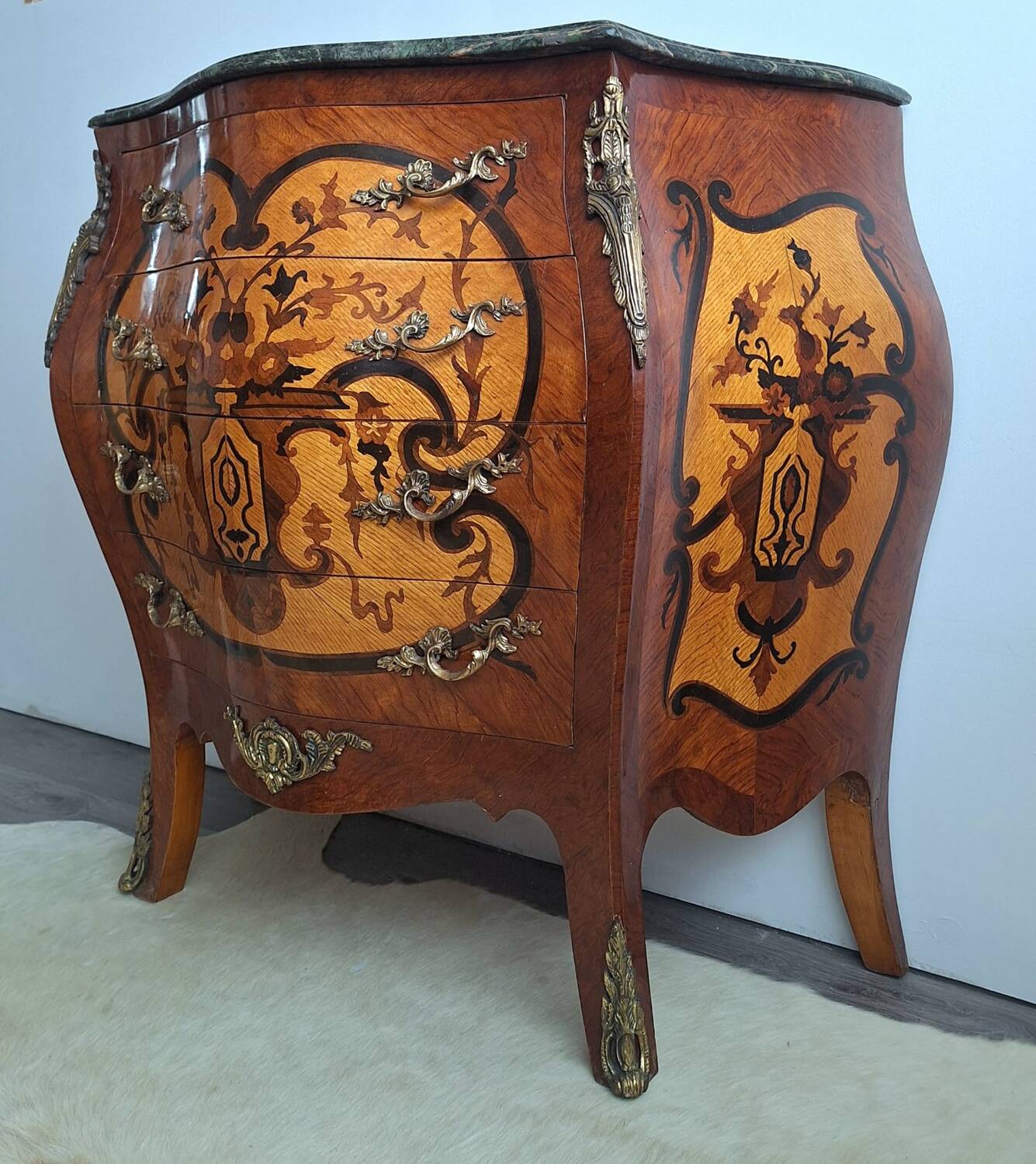 Commode de style Louis XV bombée avec marqueteries, meuble ancien plat