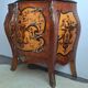 Commode de style Louis XV bombée avec marqueteries, meuble ancien plat