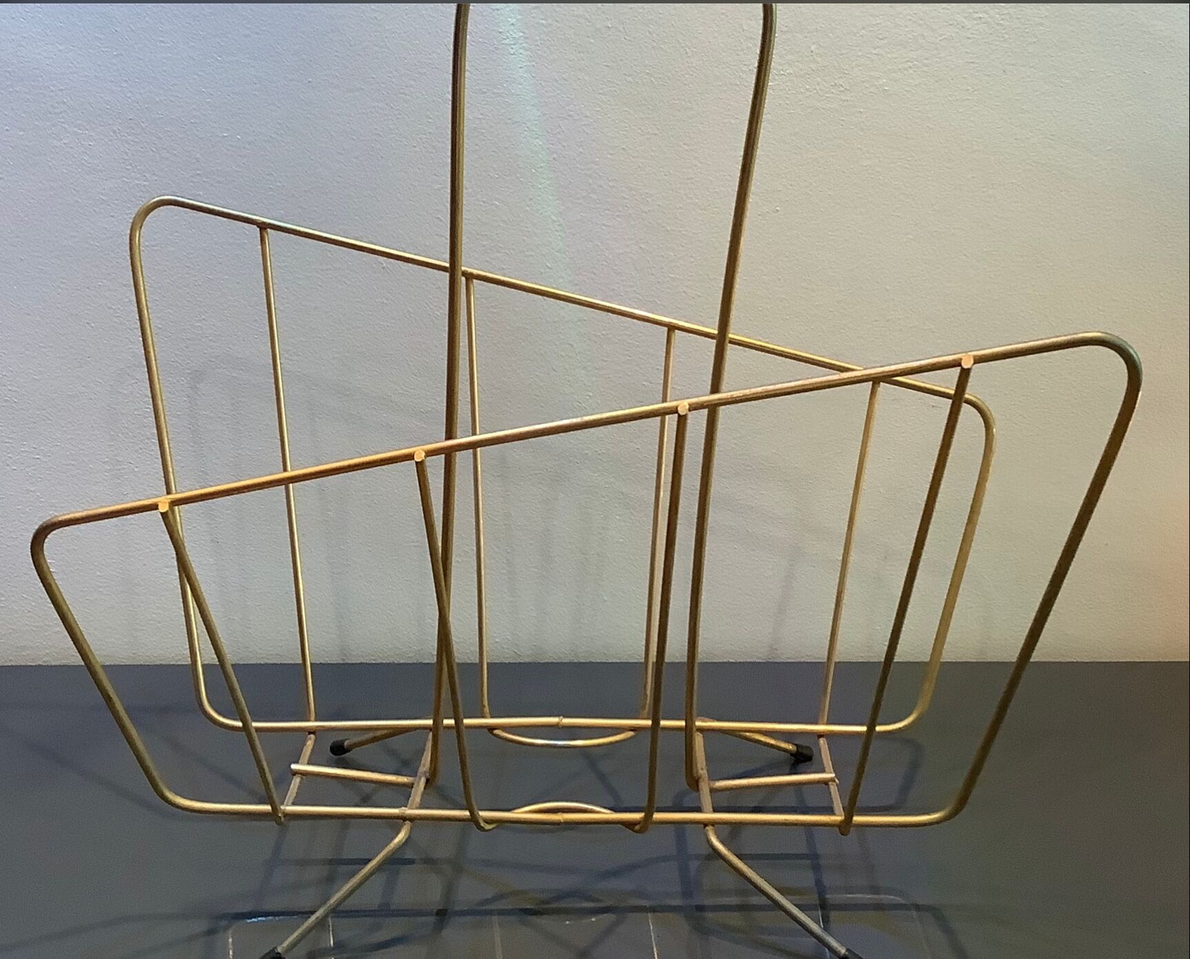 Collector vintage 60s magazine holder in gold painted metal