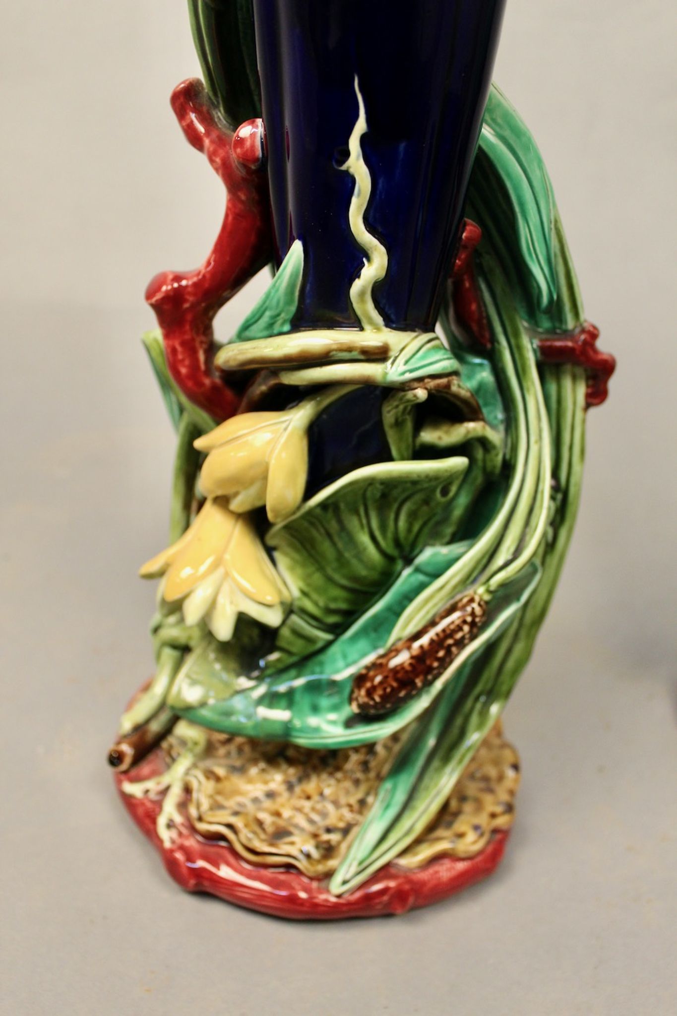 Pairs of vases decorated with majolica sarguemine flowers