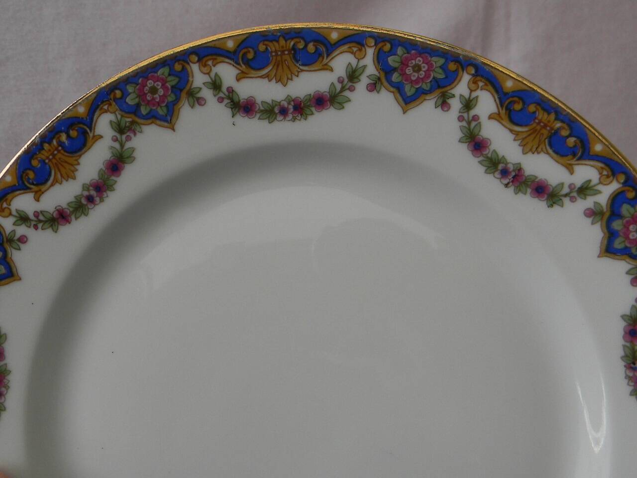 Lot de 12 assiettes à dessert en porcelaine de limoges.