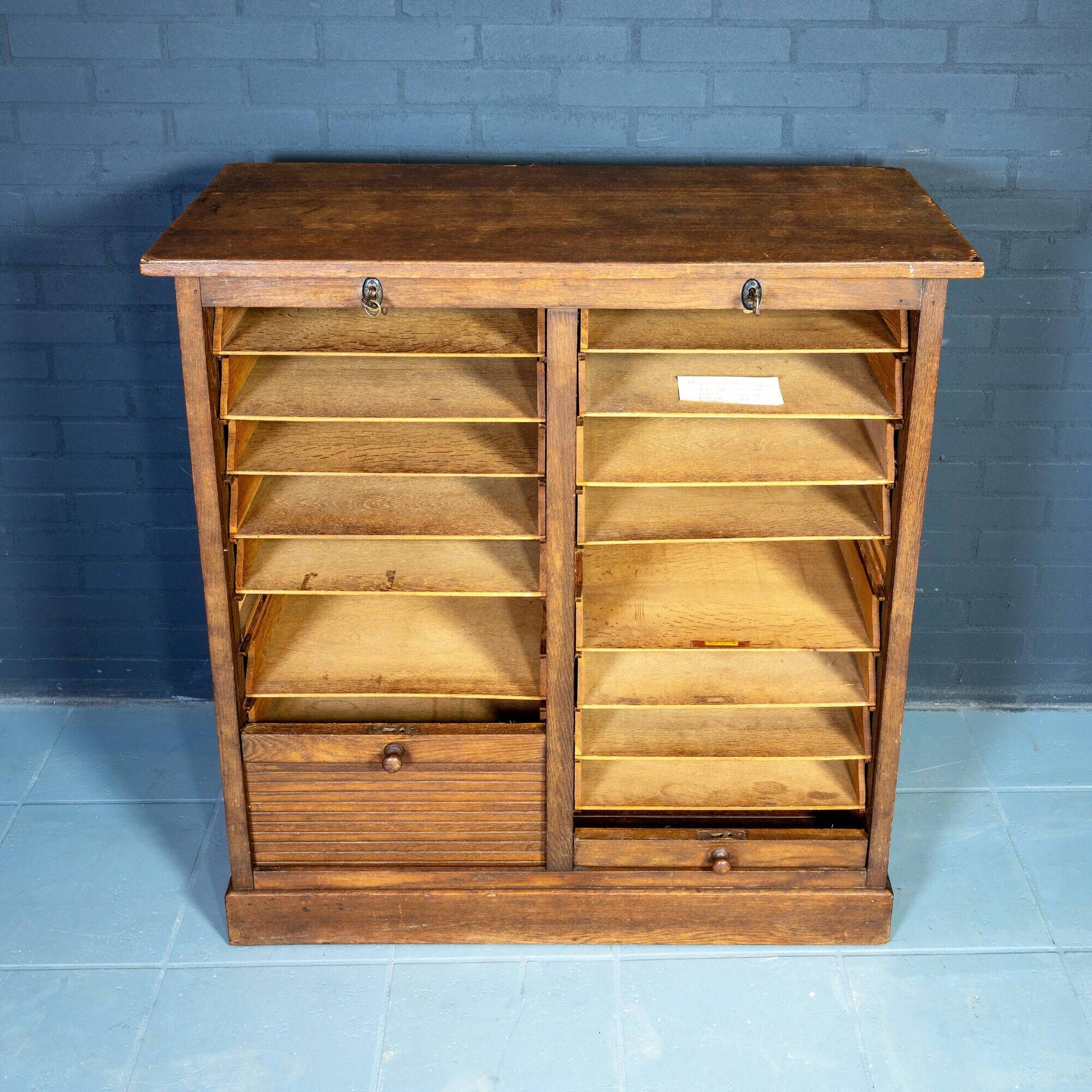 Classeur vintage avec deux portes à roulettes
