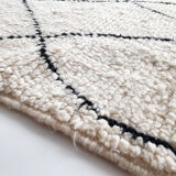 Berber carpet Beni ouarain with black graphic patterns 293x212cm