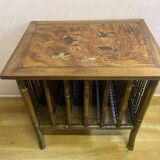 Table d'appoint, piètement en bambou et plateau en noyer décor en laque