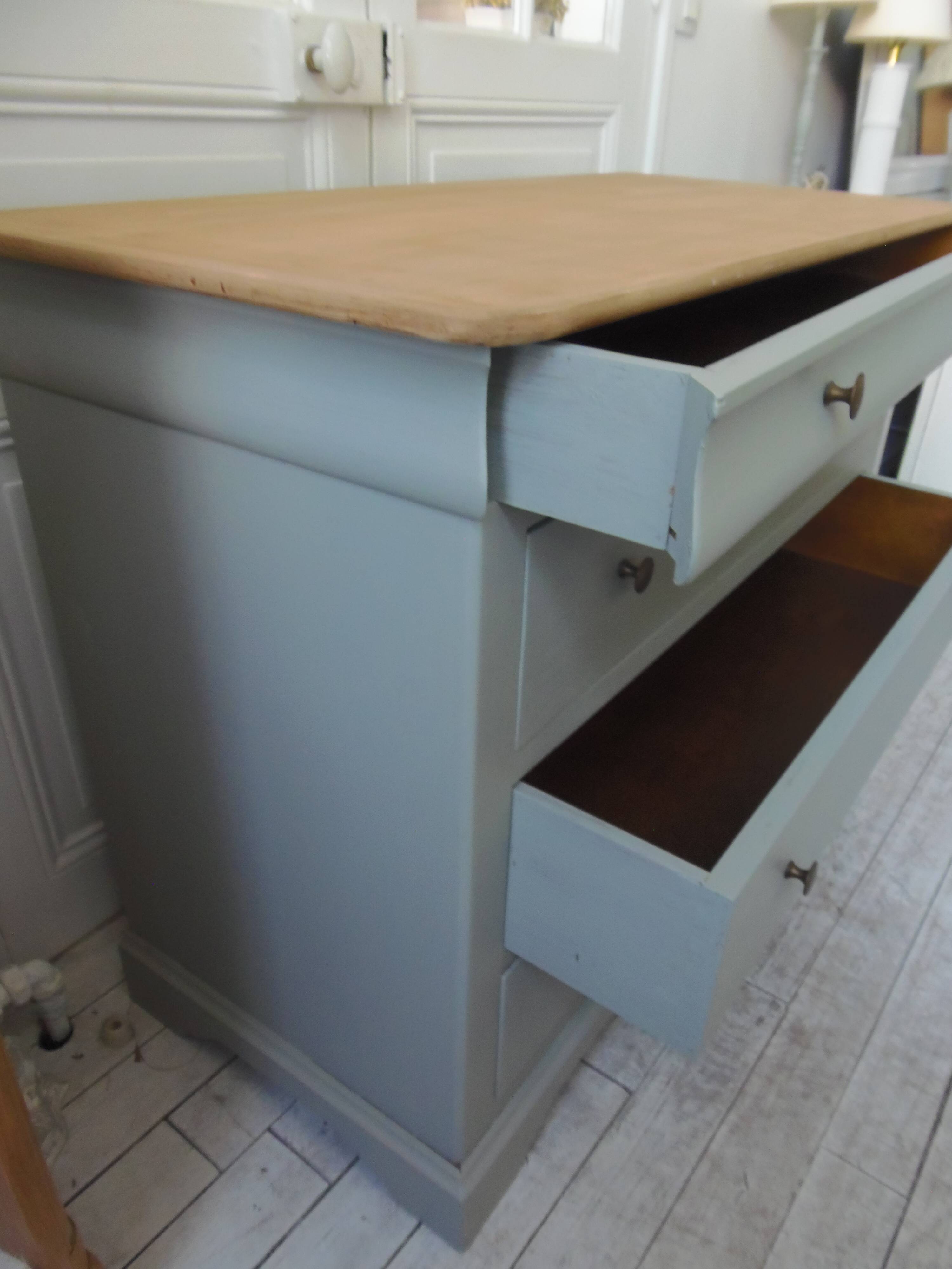 Commode de belle facture style Louis Philippe sublimée en vert de gris