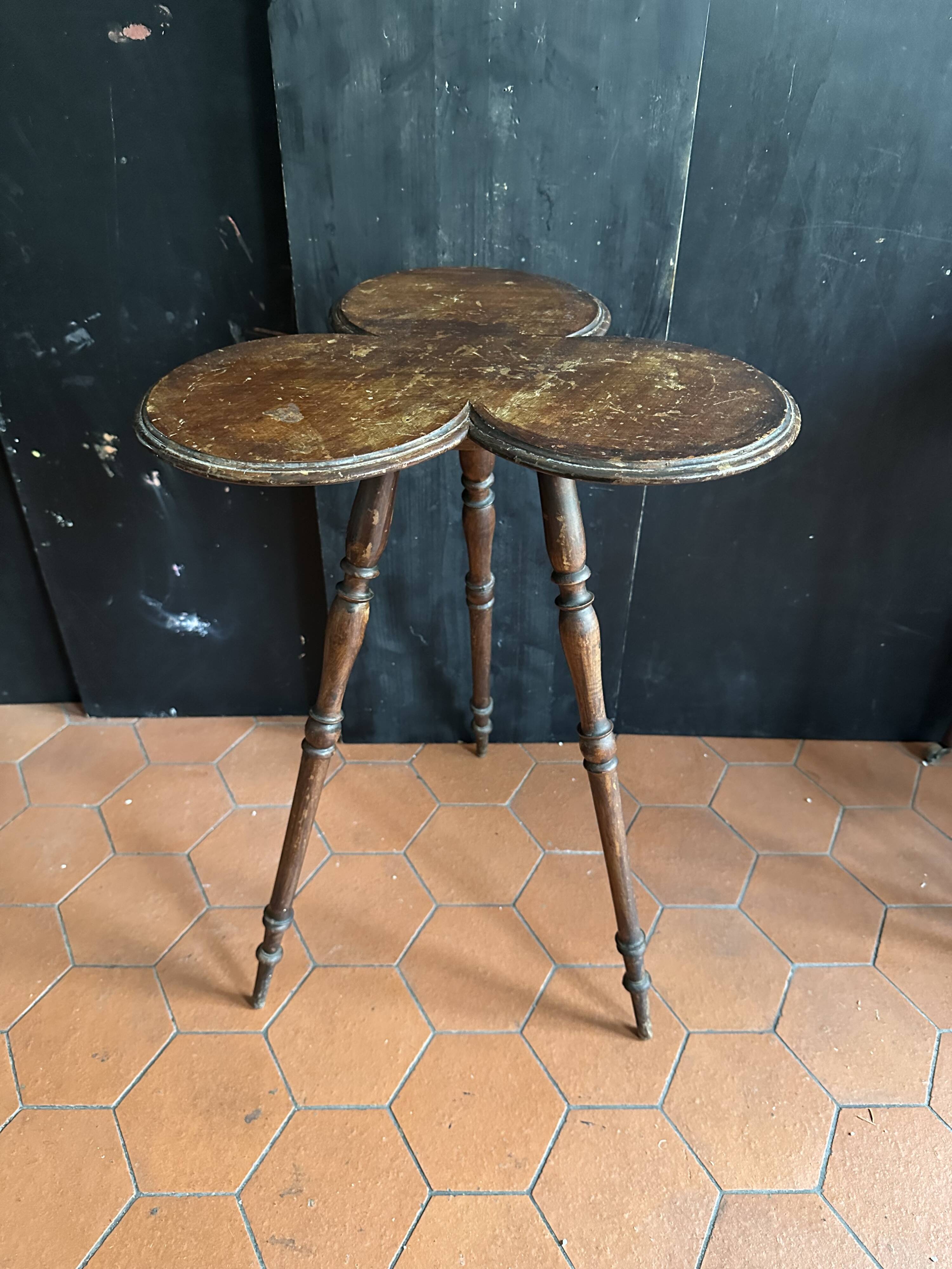 Guéridon Napoléon III en bois, forme trèfle