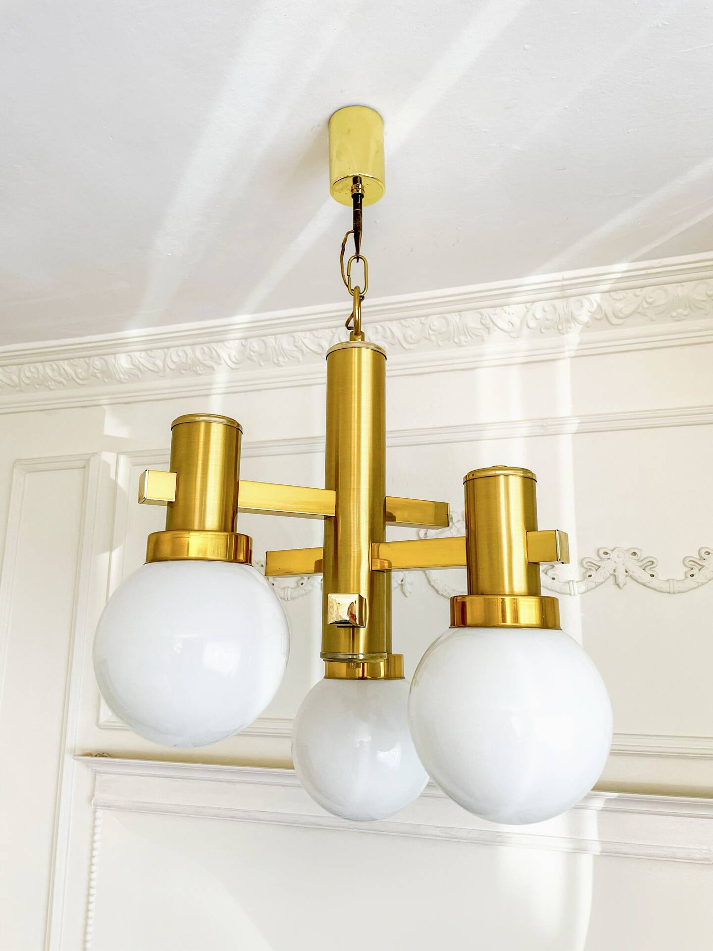Gaetano Sciolari vintage chandelier in brass and opaline, 1970s