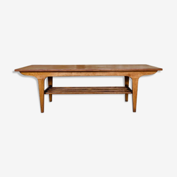 Table basse vintage en teck de style scandinave avec porte- revues circa 1960