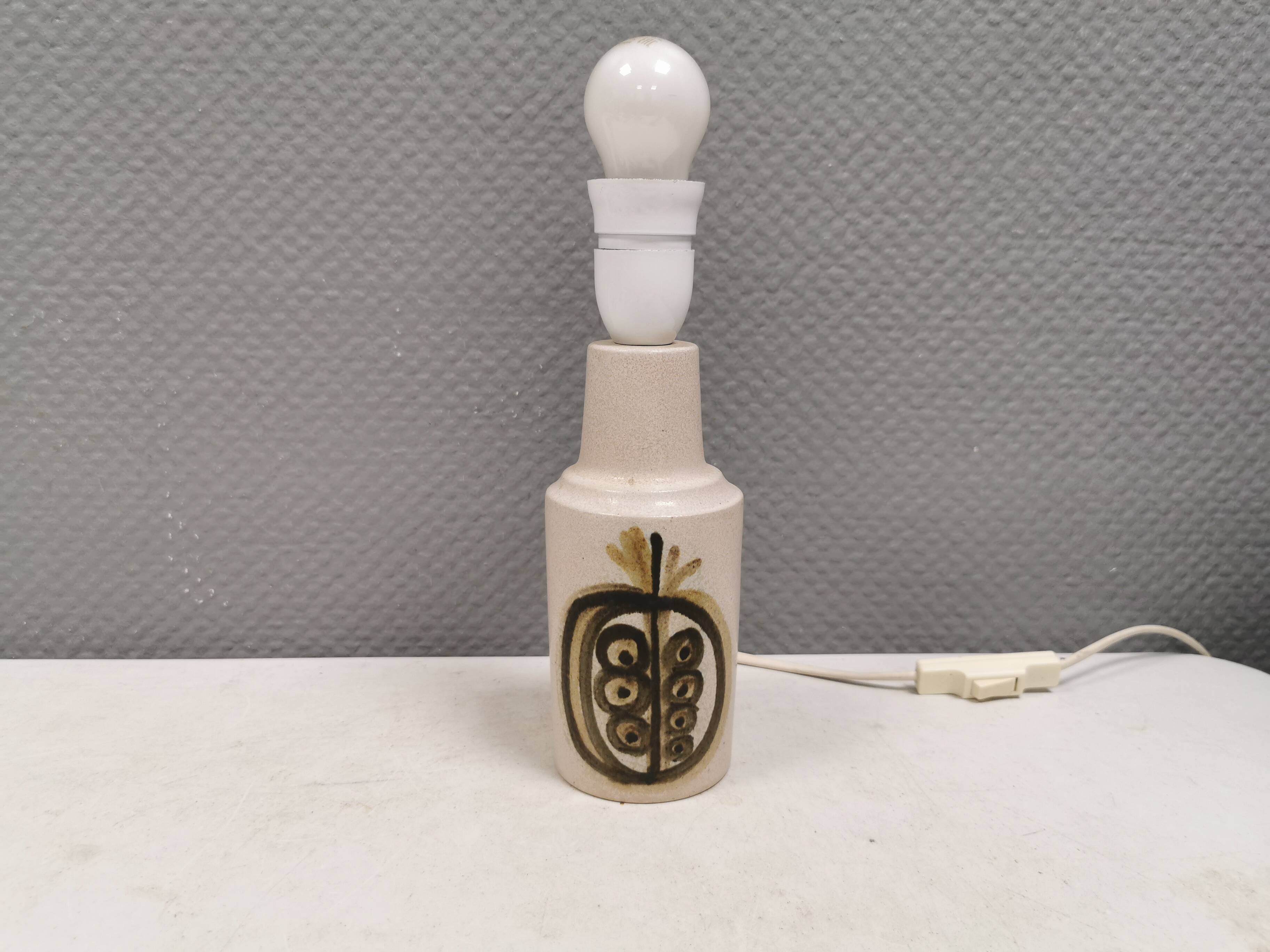 Petite lampe de table en grès de la marque danoise Okola, années 1980.