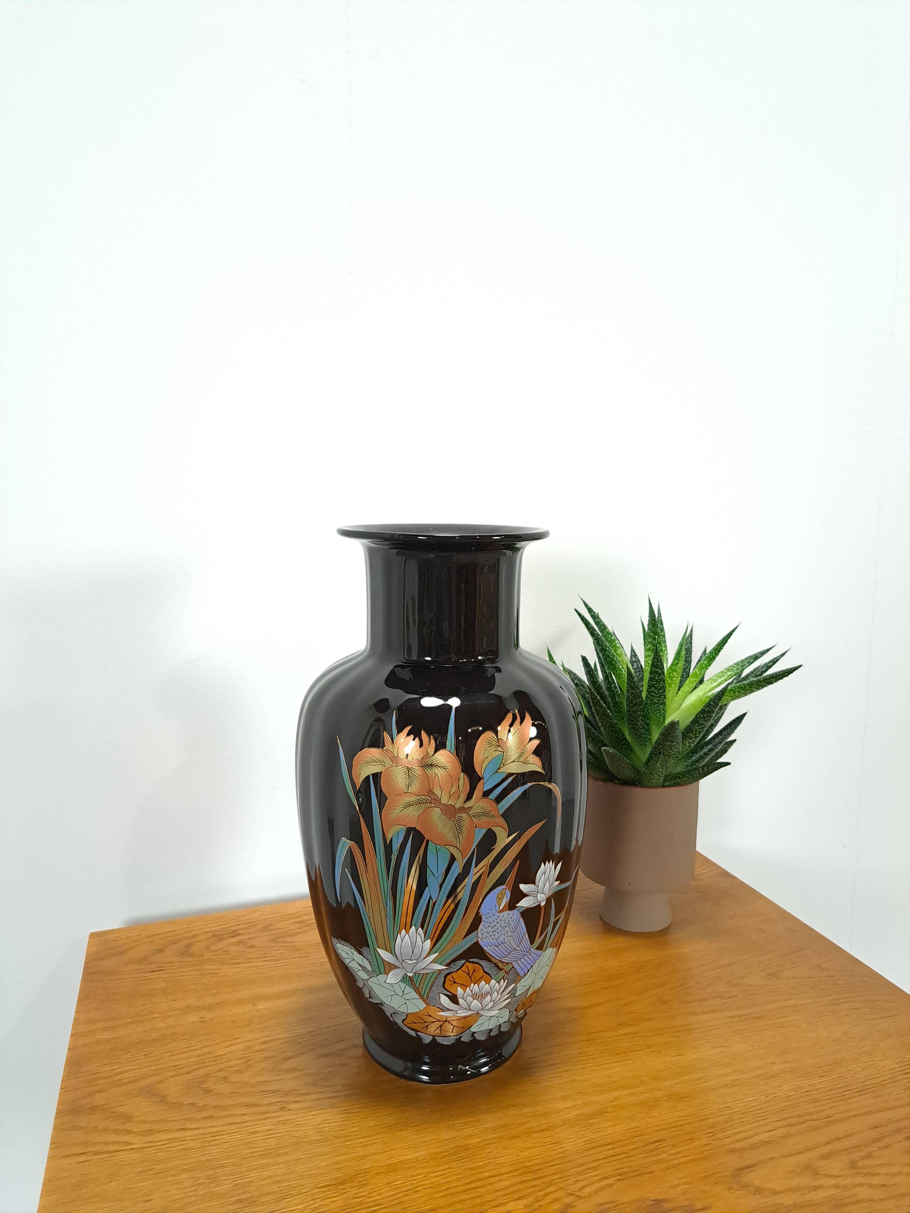 Vase vintage en porcelaine noire.