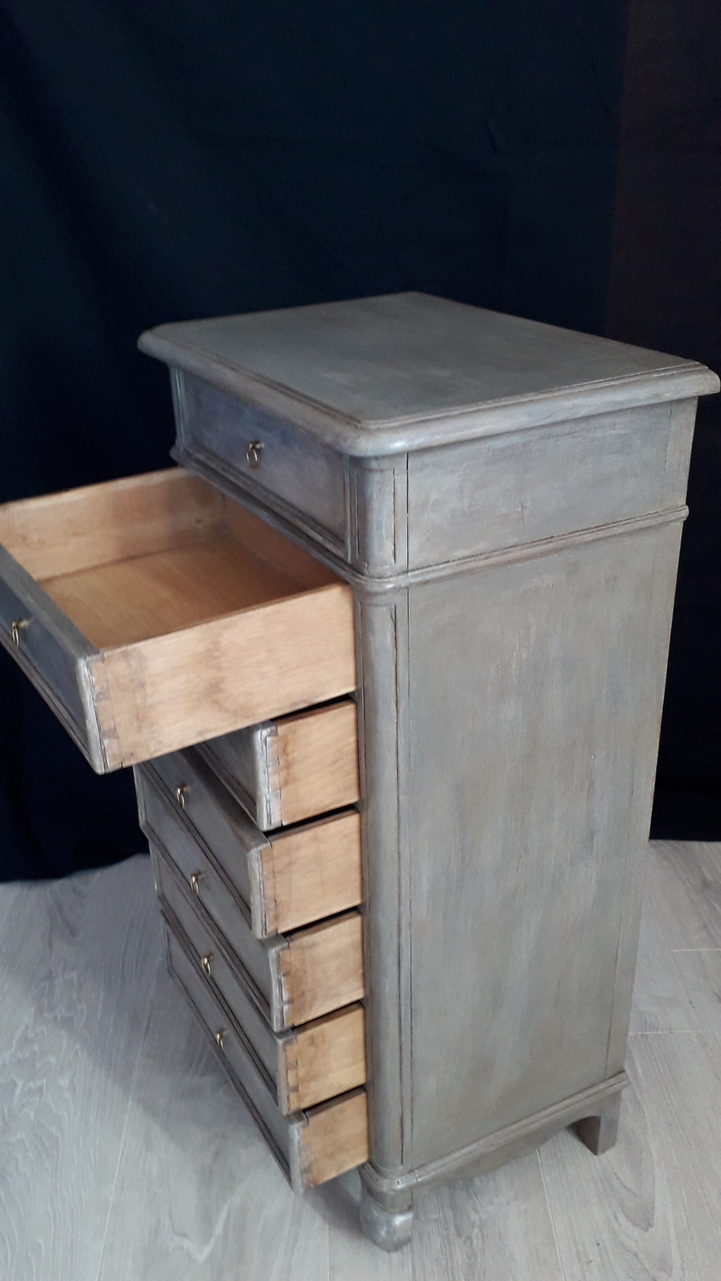 Lacquered semainier bedside