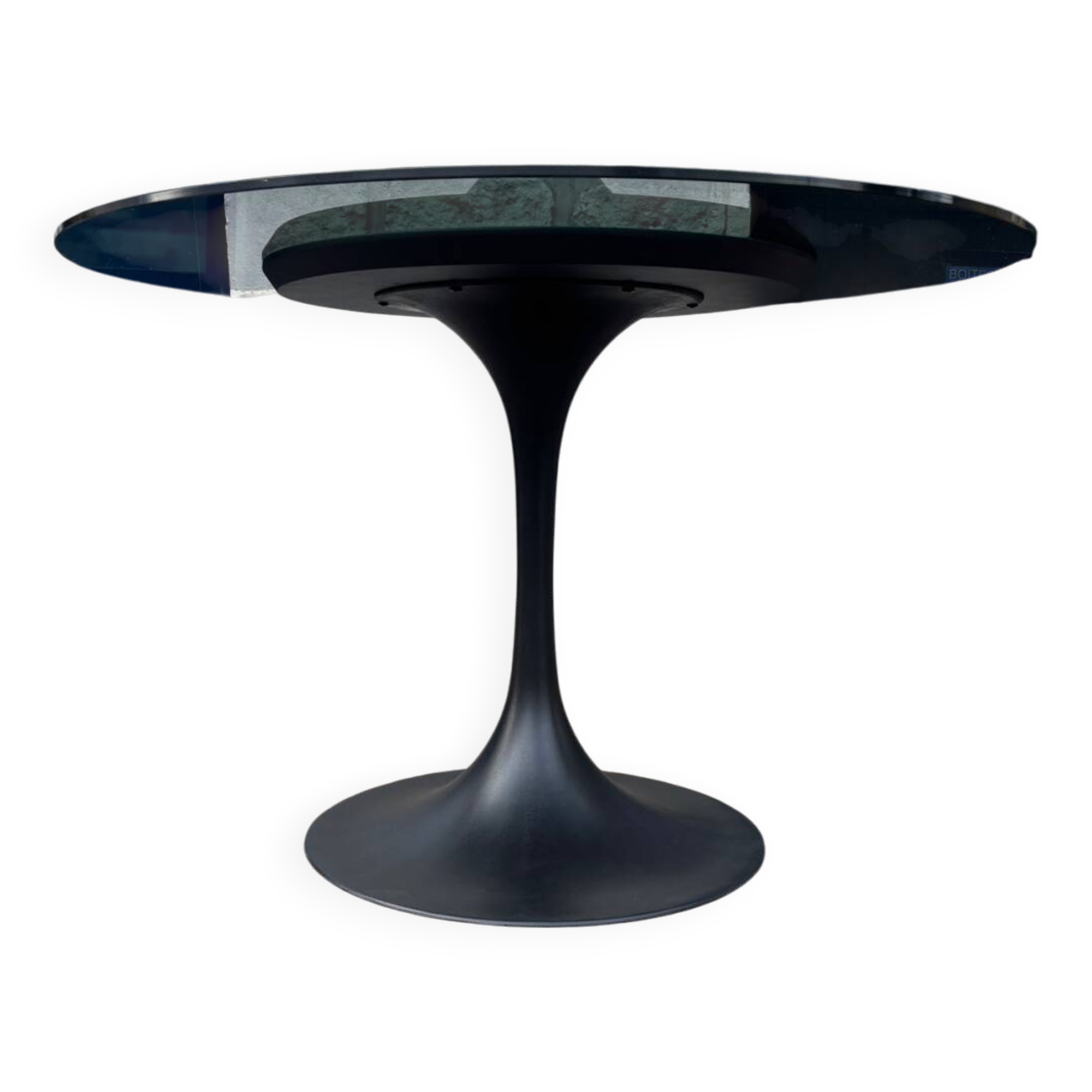Round table with tulip base