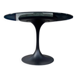 Round table with tulip base