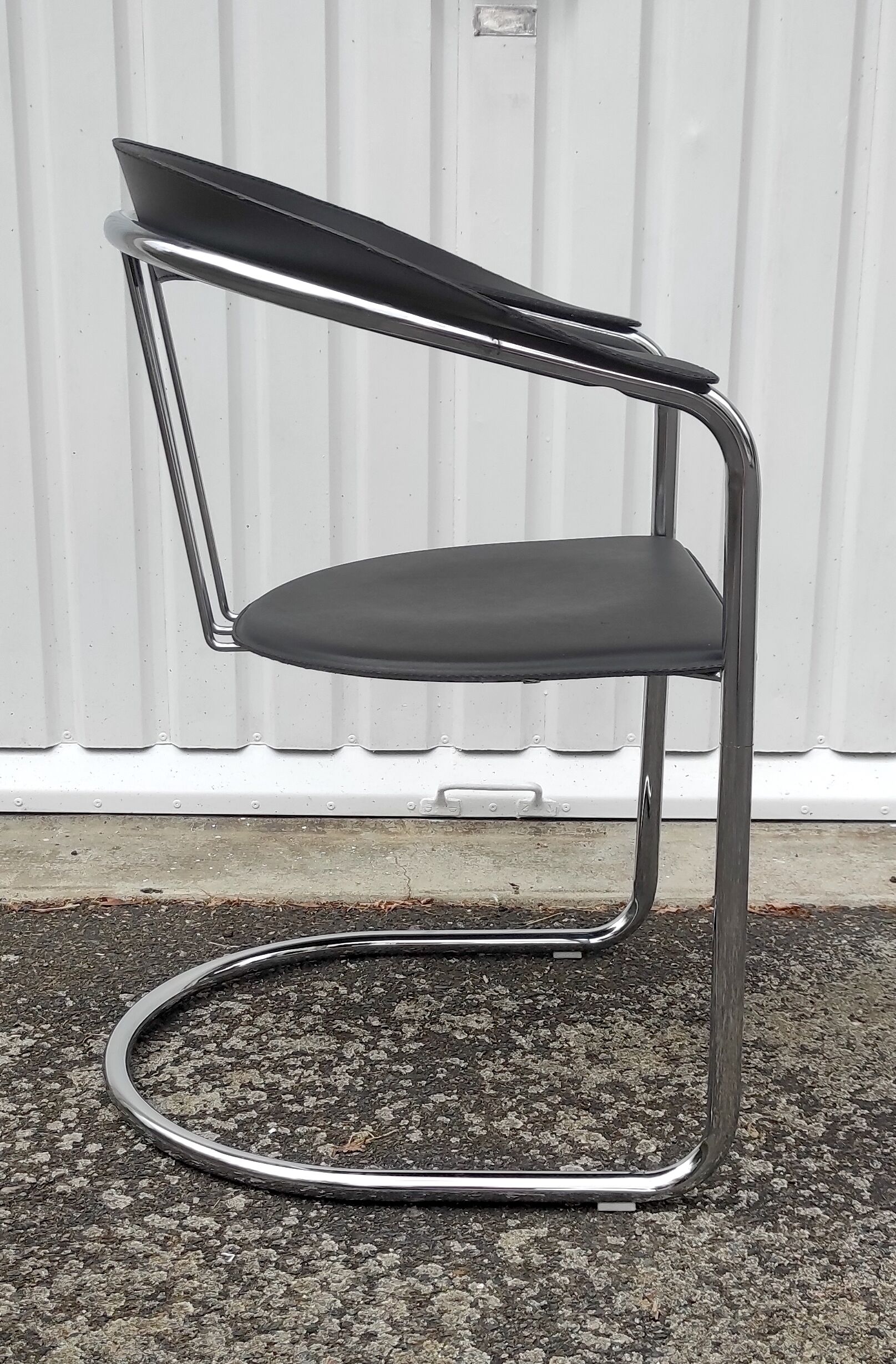 Chrome metal chair and Bauhaus style leather – 70s/80s