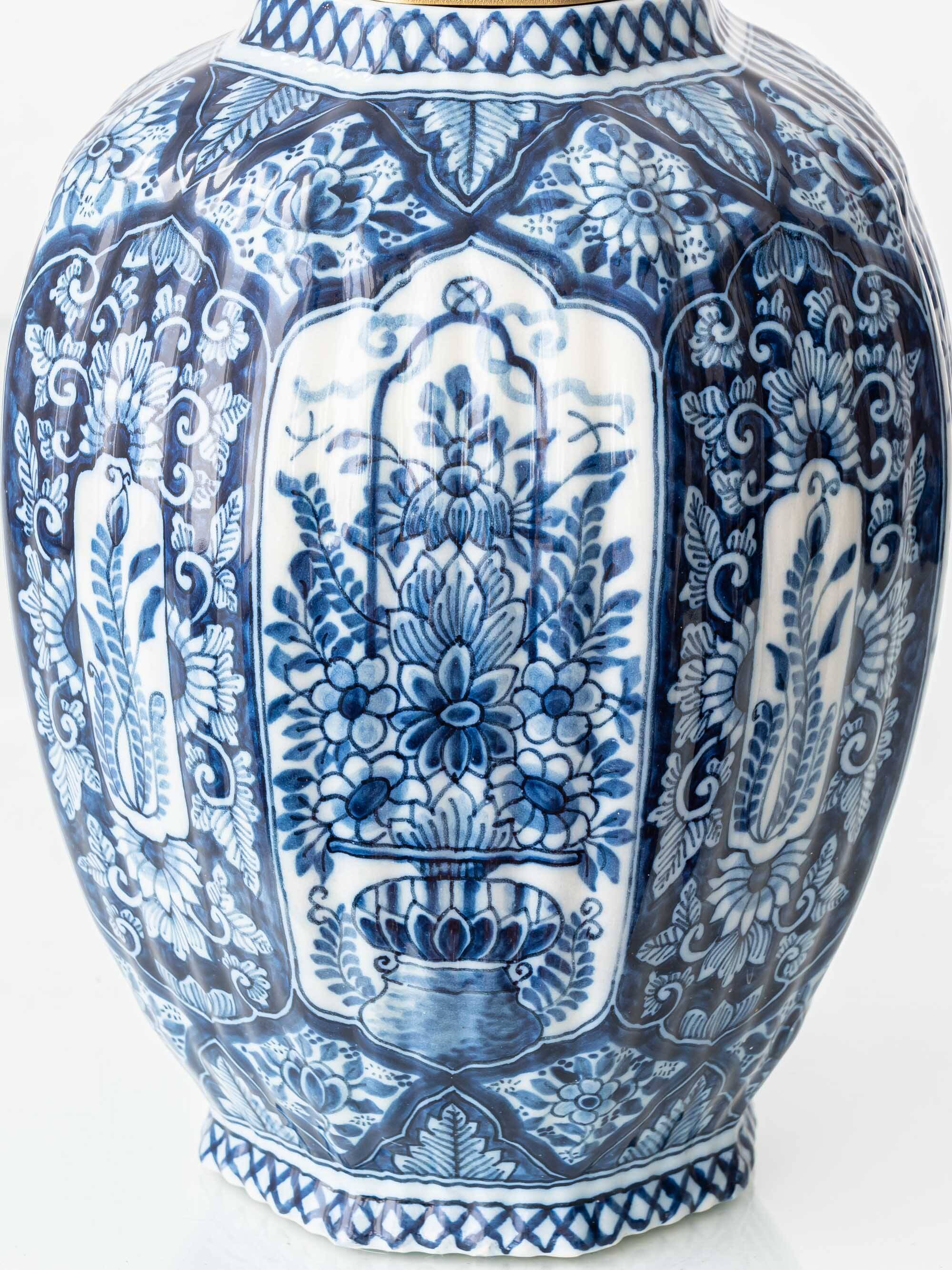 Vintage table lamp in blue and white ceramic from Delft, signed Makkum, hand-painted, 1950s