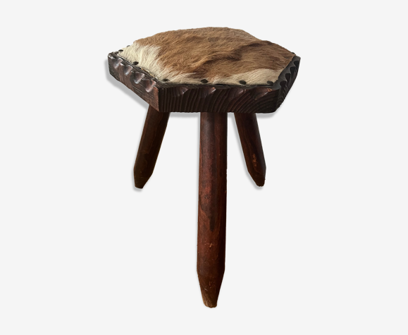Tabouret brutaliste en bois et peau de vache