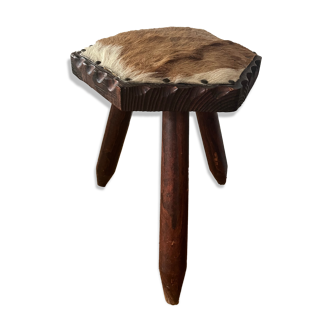 Tabouret  brutaliste en bois et peau de vache