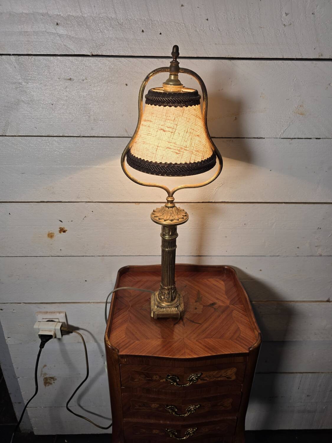 Empire-style table lamp in gilded bronze from the 19th century.