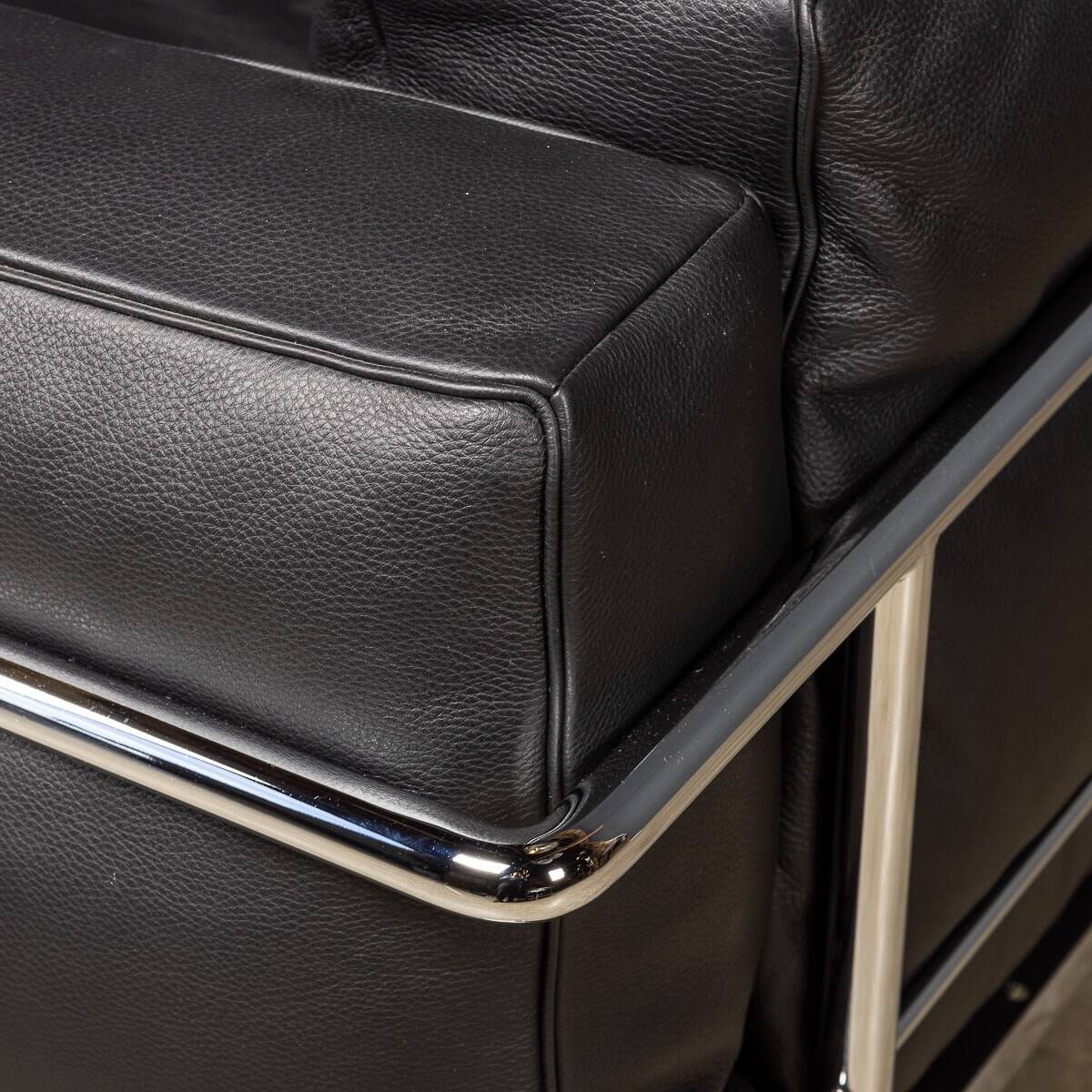 3 fauteuil grand confort, deux places cassina sofa. le corbusier