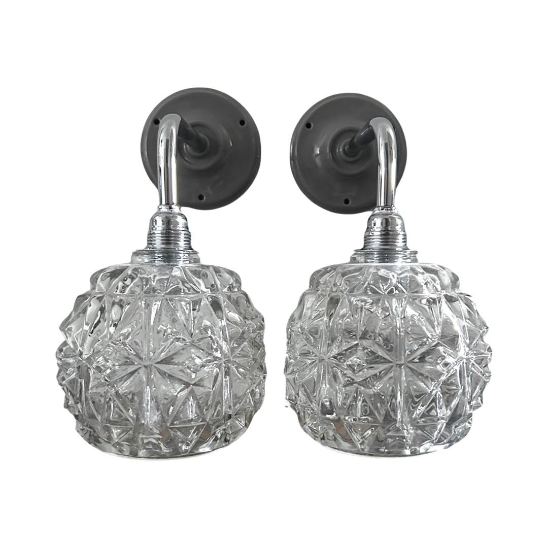 Paire d’appliques chromées et verre ciselé