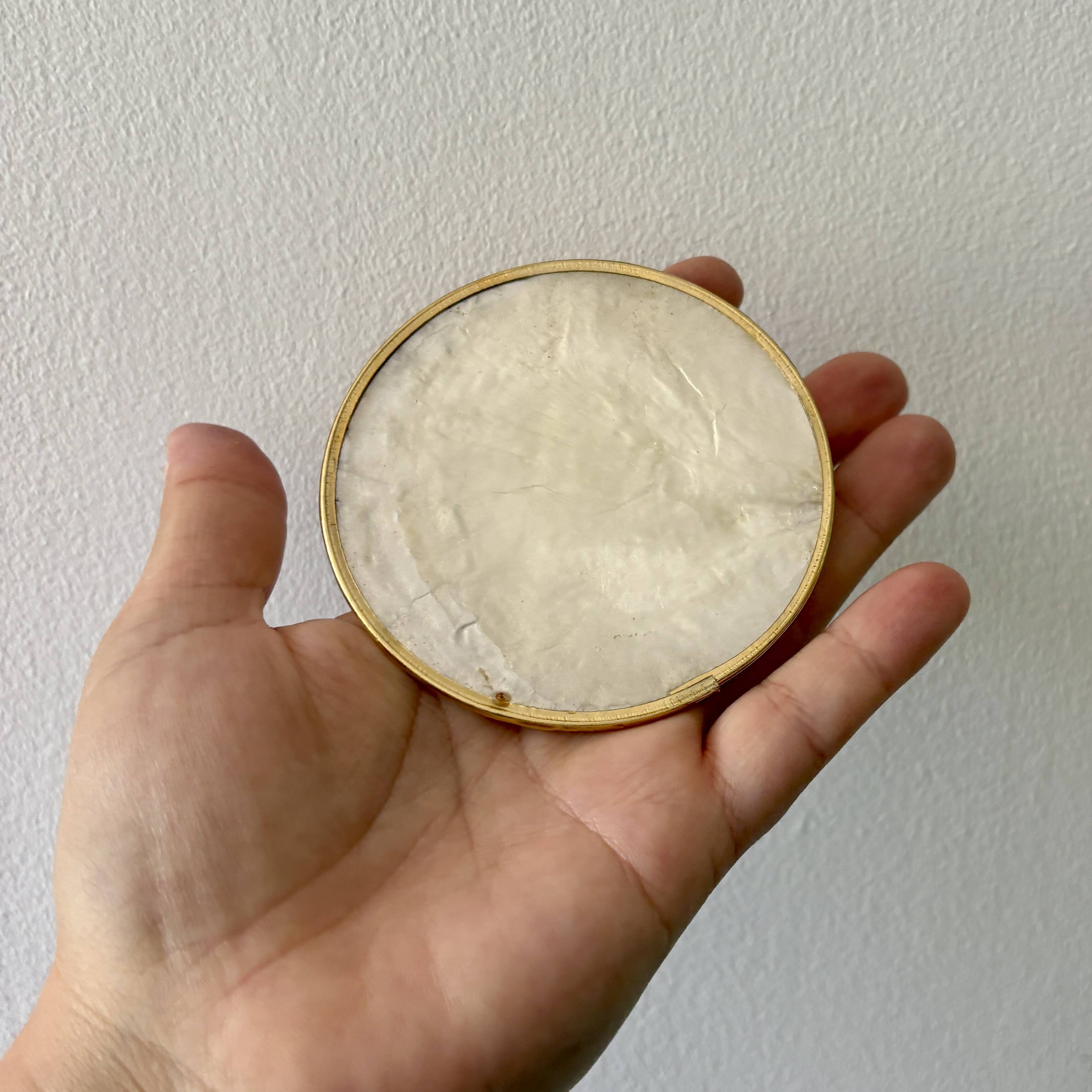 Lot of mother-of-pearl aperitif items, 7 coasters and a dish.