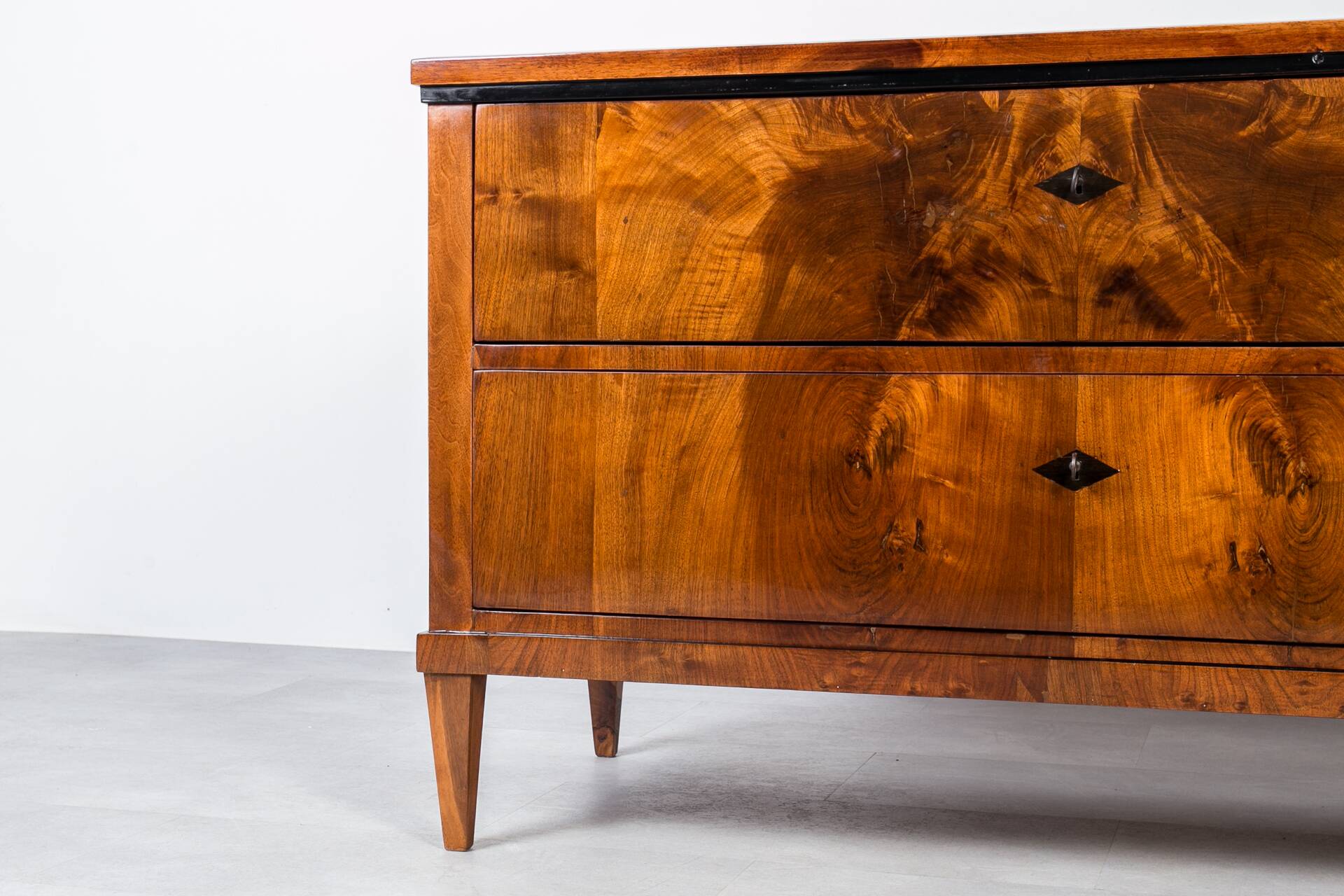 Commode allemande en noyer du XIXe siècle – Entièrement restaurée, vernis à l'ancienne