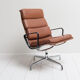 Fauteuil lounge Eames modèle EA 216 softpad en cognac