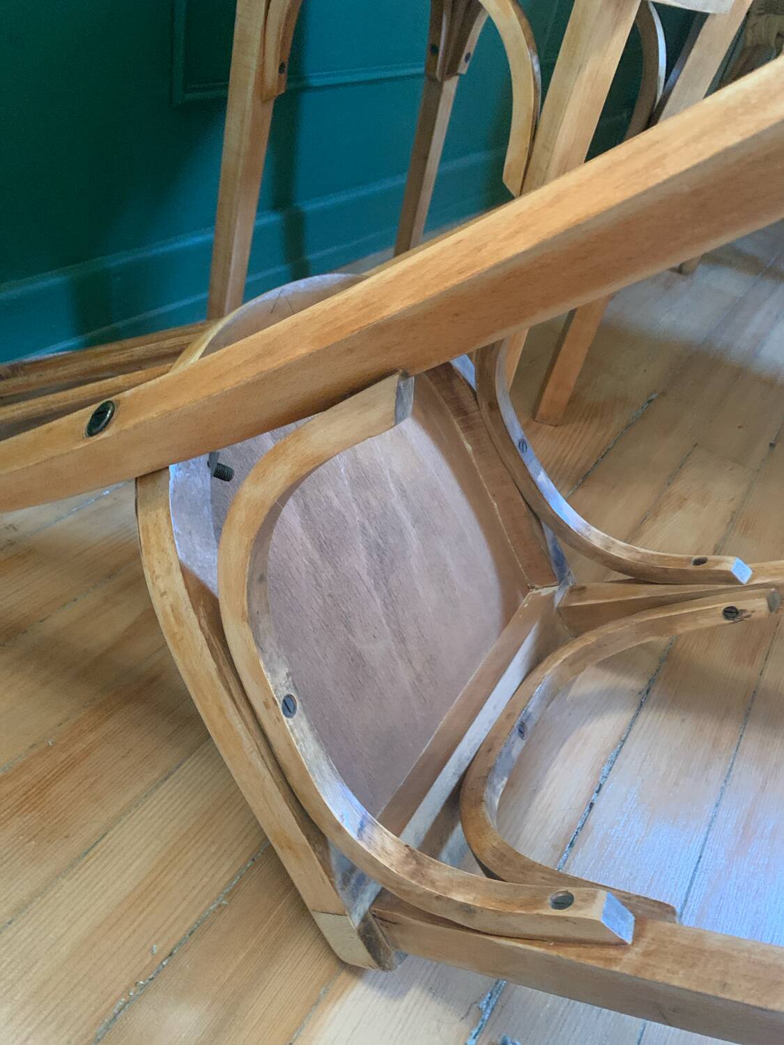 2 Scandinavian chairs inspired by Windsor.