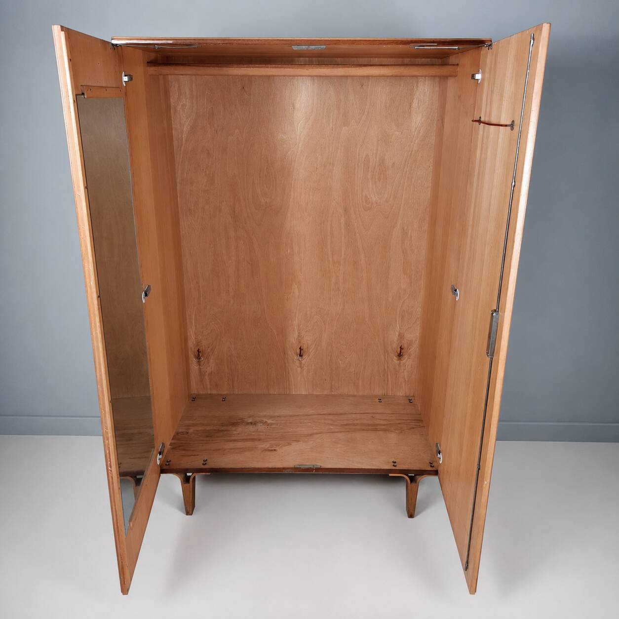 Garde-robe vintage par Francisek Mezulanik, années 1960