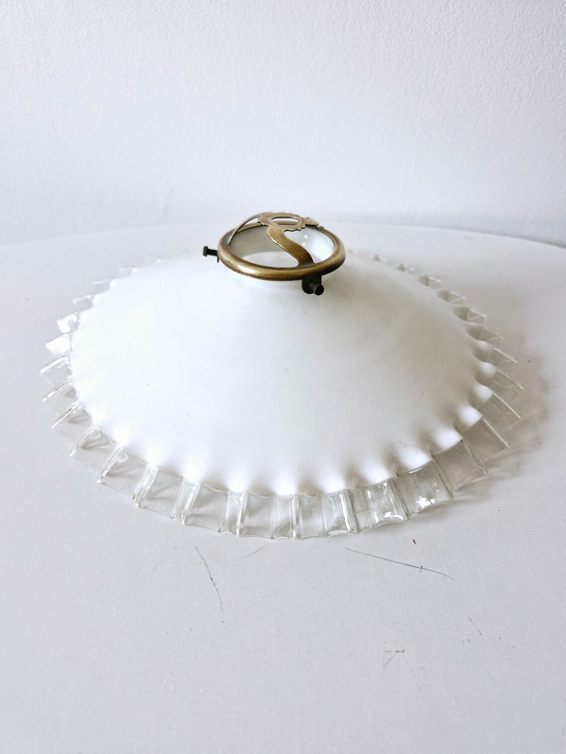 Suspension opaline laiton années 30 dentelle blanche