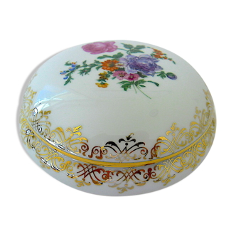 Bonbonnière en porcelaine à rehauts d'or centrée d'un décor floral