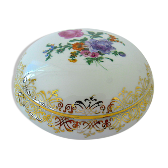 Porcelain candy with gold highlights centered with a floral decoration